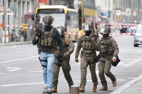 Polizisten des SEK gehen über die Kochstraße