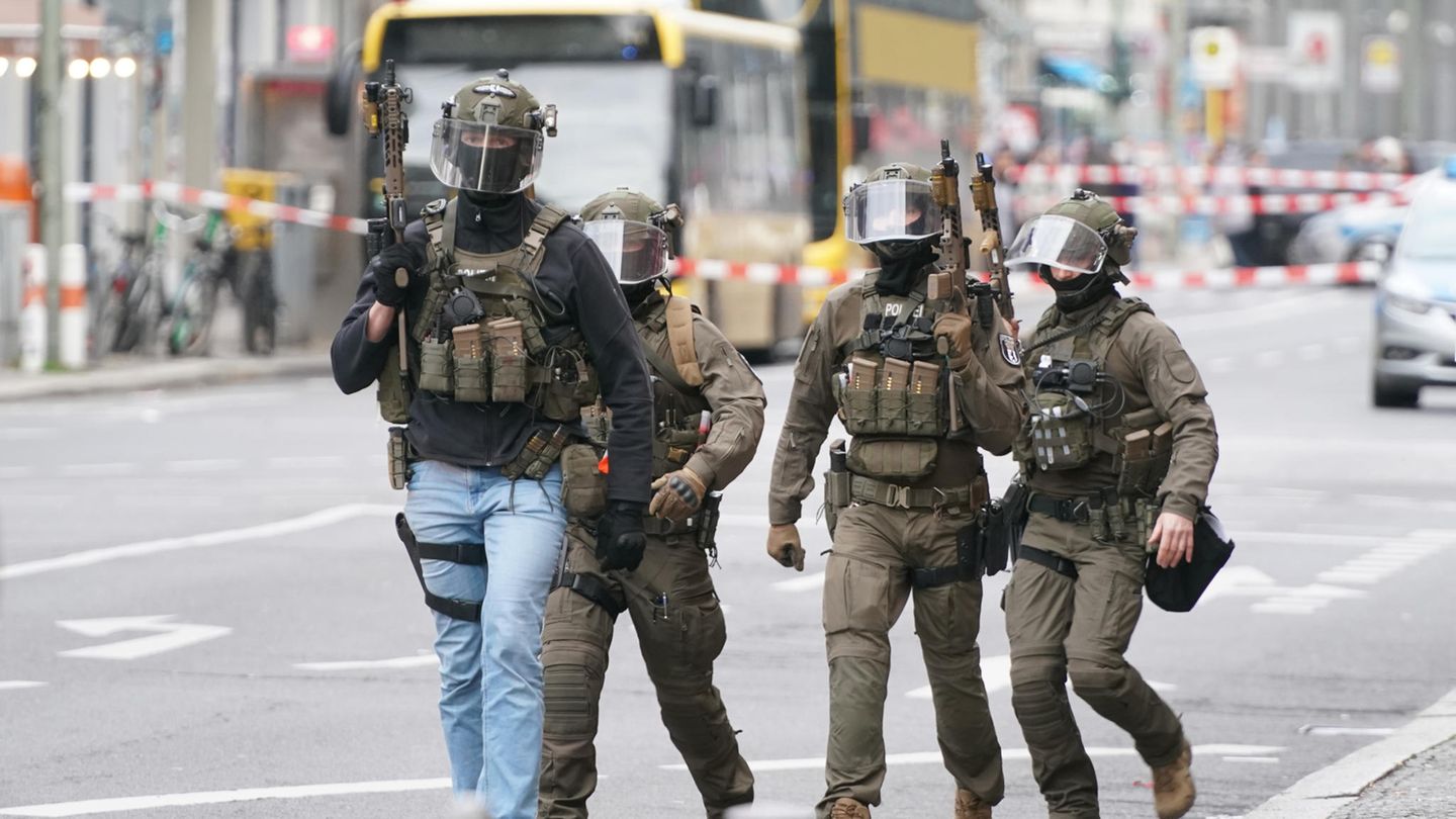 Polizisten des SEK gehen über die Kochstraße