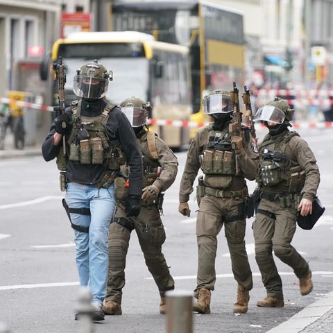 Polizisten des SEK gehen über die Kochstraße
