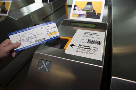 Boarding-Pass vor Kontrollgerät