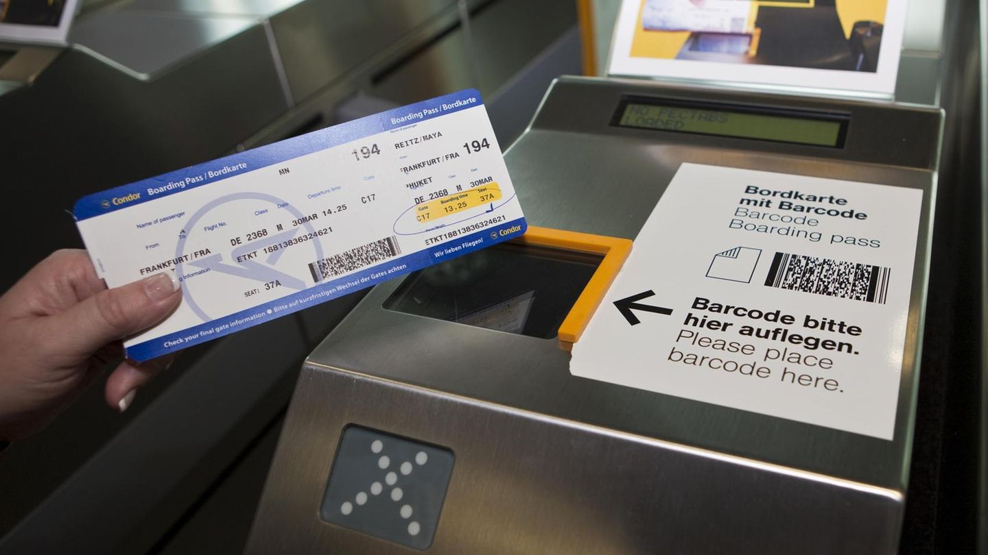 Boarding-Pass vor Kontrollgerät