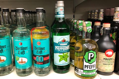 Verschiedene Sorten Pfefferminzlikör im Regal eines Supermarktes