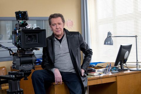 Der Schauspieler Jan Fedder sitzt bei Dreharbeiten zur ARD-Serie "Großstadtrevier" in der "Polizeiwache"