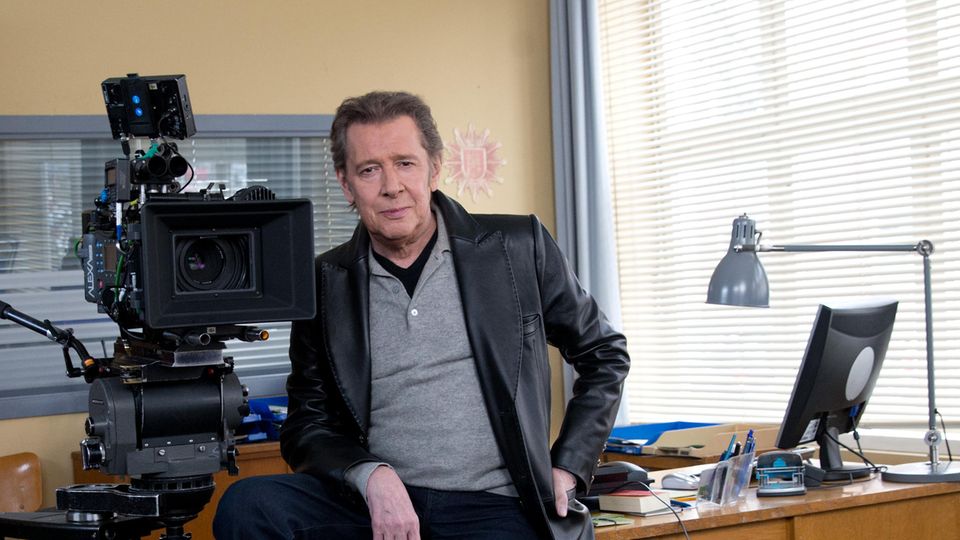 Der Schauspieler Jan Fedder sitzt bei Dreharbeiten zur ARD-Serie "Großstadtrevier" in der "Polizeiwache"
