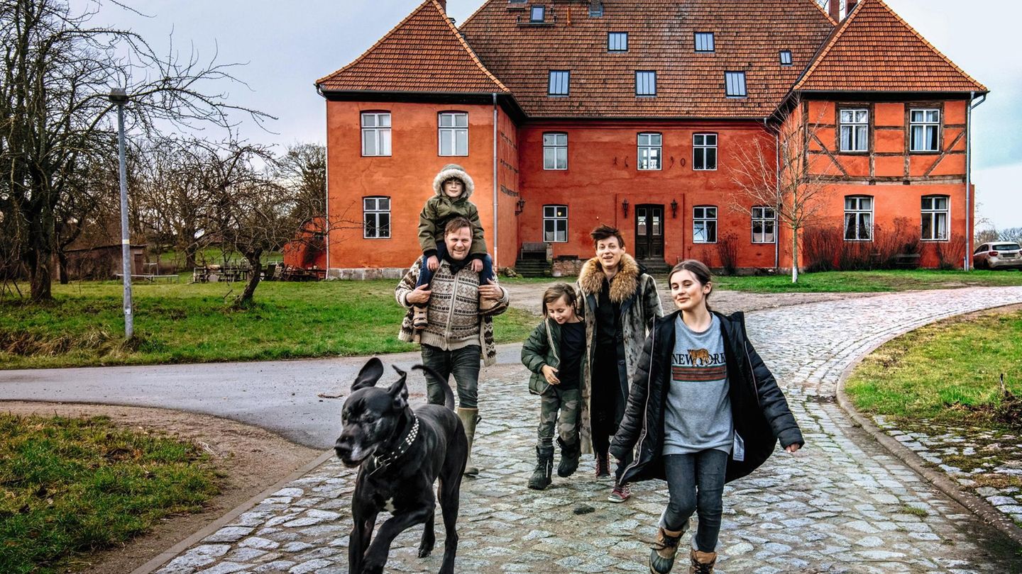 Christina Ahlefeldt-Laurvig und Knut Splett-Henning mit ihrer Familie auf dem Gutshof Rensow