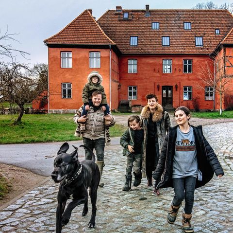 Christina Ahlefeldt-Laurvig und Knut Splett-Henning mit ihrer Familie auf dem Gutshof Rensow