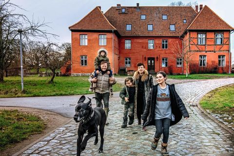 Christina Ahlefeldt-Laurvig und Knut Splett-Henning mit ihrer Familie auf dem Gutshof Rensow