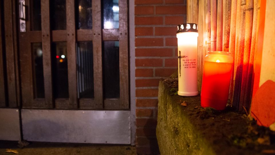 Trauerkerzen vor dem Haus von Jan Fedder Trauerkerzen vor dem Haus von Jan Fedder