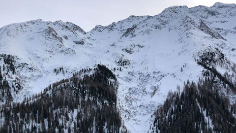St. Anton Am Arlberg: Schnee liegt an einem Hang im Verwallgebirge