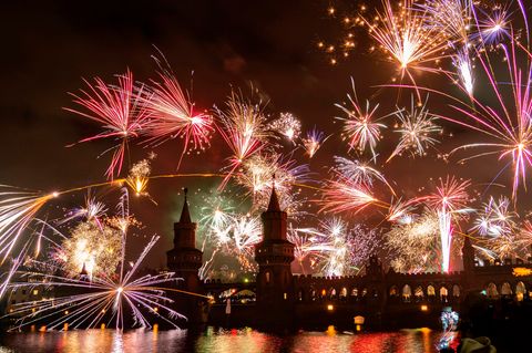 Rund um die backsteinerne Oberbaumbrücke in Berlin explodiereren Silvesterraketen