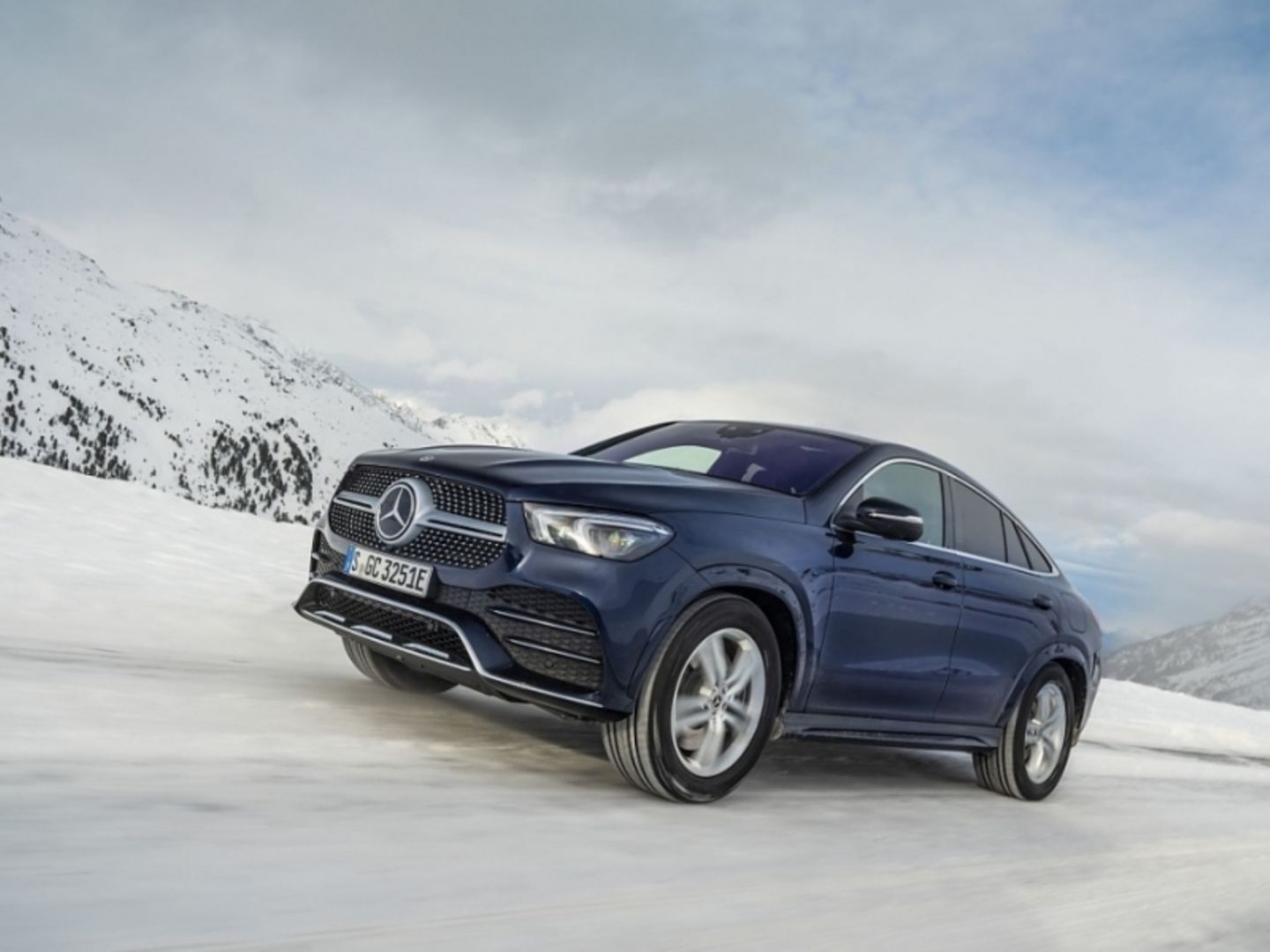 Das Mercedes Plug-in-Hybrid-Modul knackt nominell die 100 Kilometer Grenze
