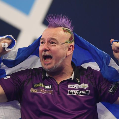 Peter Wright jubelt - er ist zum ersten Mal Darts-Weltmeister geworden