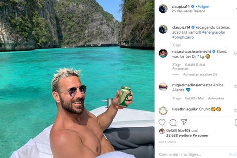 Claudio Pizarro auf einem Boot mit Bier in der Hand