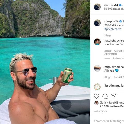 Claudio Pizarro auf einem Boot mit Bier in der Hand