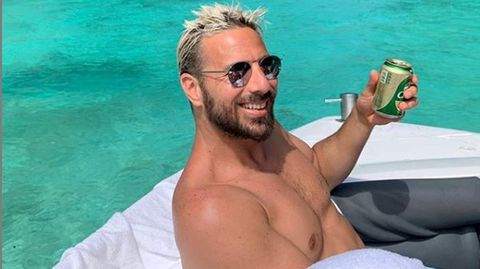 Claudio Pizarro auf einem Boot mit Bier in der Hand