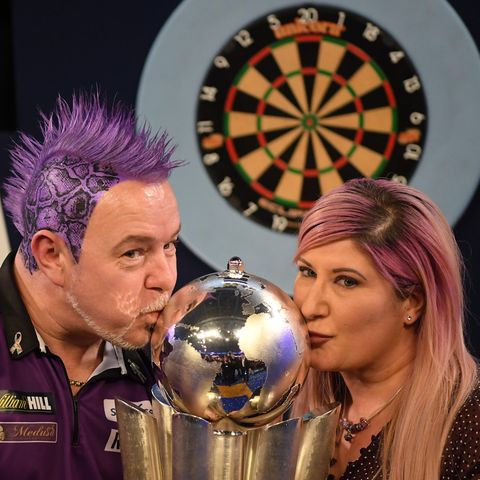Peter Wright feiert Darts-Titel mit seiner Frau Joanne