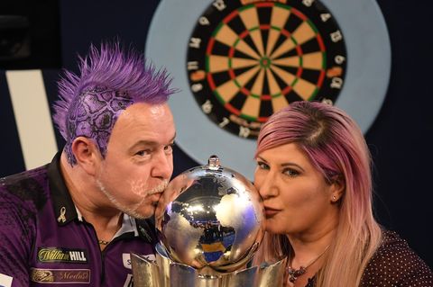 Peter Wright feiert Darts-Titel mit seiner Frau Joanne