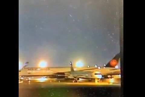 Flugzeug bei Nacht auf der Landebahn