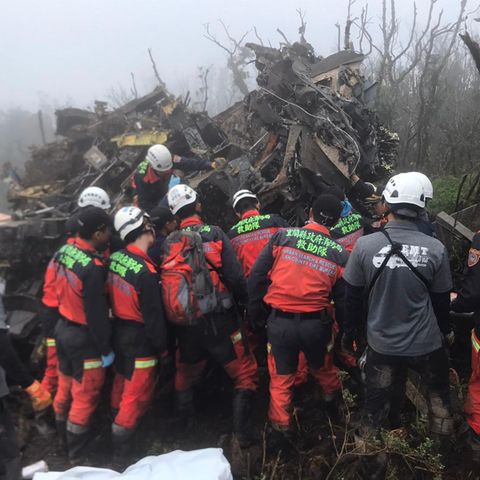 Rettungskräfte am Wrack des abgestürzten Helikopters in Taiwan