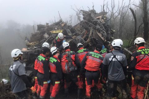 Rettungskräfte am Wrack des abgestürzten Helikopters in Taiwan