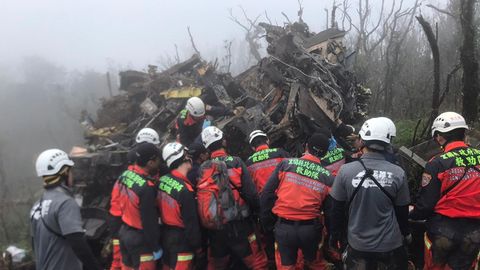 Rettungskräfte am Wrack des abgestürzten Helikopters in Taiwan
