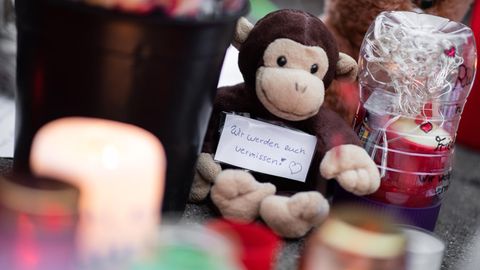 "Wir werden euch vermissen!" steht auf einem Zettel vor dem Krefelder Zoo, in dem 30 Affen bei einem Brand starben