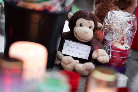 "Wir werden euch vermissen!" steht auf einem Zettel vor dem Krefelder Zoo, in dem 30 Affen bei einem Brand starben