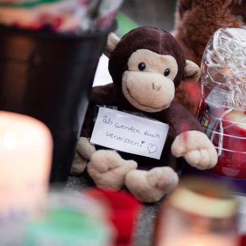 "Wir werden euch vermissen!" steht auf einem Zettel vor dem Krefelder Zoo, in dem 30 Affen bei einem Brand starben