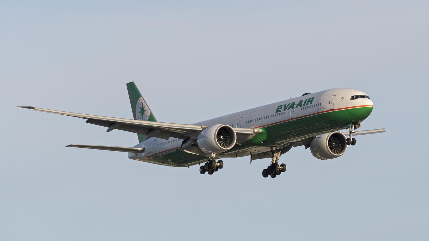 Jet von Eva Air im Landeanflug Jet von Eva Air im Landeanflug