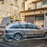 Riesen-Plastiktüte über dem Auto