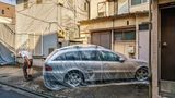 Riesen-Plastiktüte über dem Auto