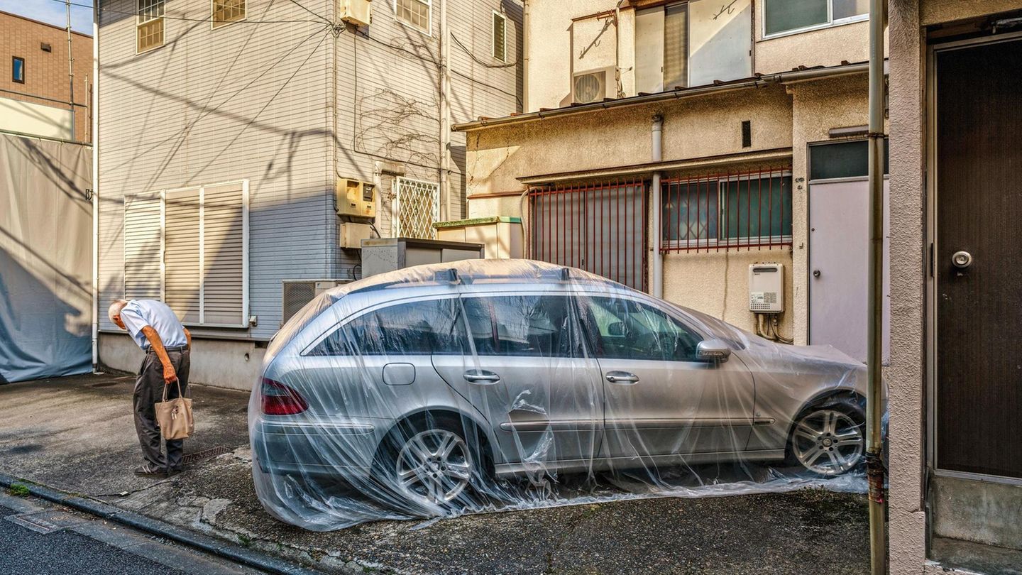 Riesen-Plastiktüte über dem Auto Riesen-Plastiktüte über dem Auto
