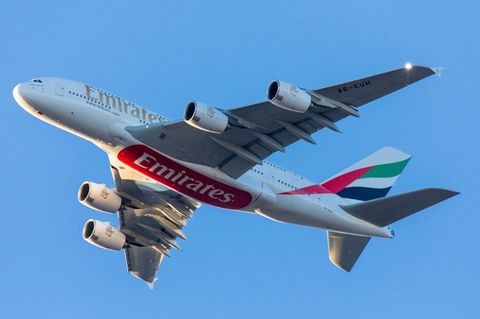 Airbus A380 von Emirartes von unten im Flug