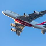 Airbus A380 von Emirartes von unten im Flug