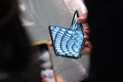 Falt-Smartphones gelten als Trend der Zukunft, doch zunächst müssen noch einige Kinderkrankheiten behoben werden.