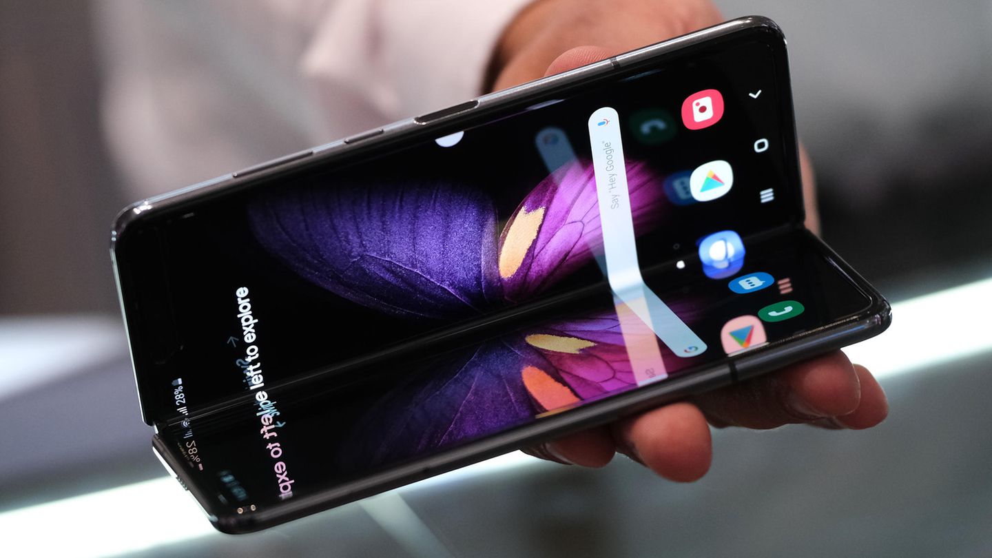 1. Mehr faltbare Bildschirme  2019 war das Jahr, in dem faltbare Smartphones Wirklichkeit wurden. Die Technik ist vielversprechend, fühlt sich bislang aber noch unfertig an - und ist derzeit kaum bezahlbar. Das Samsung Galaxy Fold etwa kostet rund 1700 Euro. In diesem Jahr dürfte die Technik nicht nur günstiger, sondern auch besser werden: Hersteller wie LG, Xiaomi und TCL steigen ebenfalls in das Geschäft mit Falt-Telefonen ein. Letzterer will etwa mit einem Gerät punkten, das sich dreimal zu einem 10-Zoll-Tablet auseinanderfalten lässt. Vermutlich wird man die ersten neuen Modelle zum Mobile World Congress Ende Februar in Barcelona zu sehen bekommen.