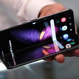 1. Mehr faltbare Bildschirme  2019 war das Jahr, in dem faltbare Smartphones Wirklichkeit wurden. Die Technik ist vielversprechend, fühlt sich bislang aber noch unfertig an - und ist derzeit kaum bezahlbar. Das Samsung Galaxy Fold etwa kostet rund 1700 Euro. In diesem Jahr dürfte die Technik nicht nur günstiger, sondern auch besser werden: Hersteller wie LG, Xiaomi und TCL steigen ebenfalls in das Geschäft mit Falt-Telefonen ein. Letzterer will etwa mit einem Gerät punkten, das sich dreimal zu einem 10-Zoll-Tablet auseinanderfalten lässt. Vermutlich wird man die ersten neuen Modelle zum Mobile World Congress Ende Februar in Barcelona zu sehen bekommen.