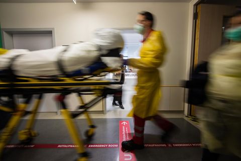 Sanitäter bringen einen Patienten in die Notaufnahme