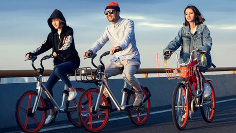 Die silbrig-orangenen Fahrräder sind das Markenzeiche von Mobike.