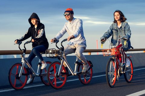 Die silbrig-orangenen Fahrräder sind das Markenzeiche von Mobike.