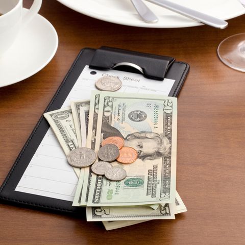 Trinkgeld neben einer Kaffeetasse