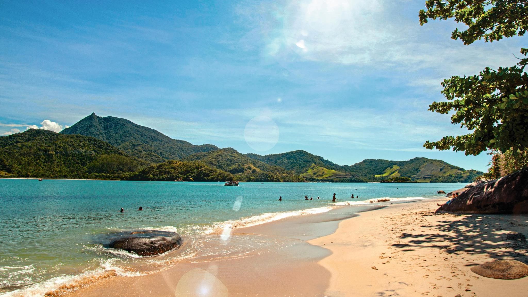 View of beach, sea and forest on sunny day in Ilha do Pelado, a tropical beach near Paraty, an historic town totally preserved. Retouched photo Ein Strand auf der Ilha do Pelado