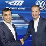Professor Amnon Shashua Vorsitzender von Mobileye (links) und VW-Chef Herbert Diess besiegeln die Zusammenarbeit