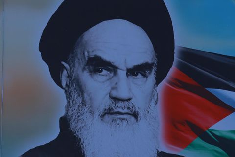 Über einem Wandbild Ajatollah Chomeinis steht ein Soldat