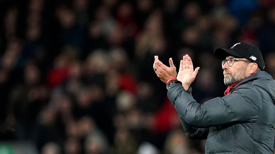 Jürgen Klopp applaudiert den Liverpooler Fans nach dem Sieg seines Teams gegen Sheffield United
