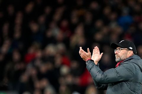 Jürgen Klopp applaudiert den Liverpooler Fans nach dem Sieg seines Teams gegen Sheffield United