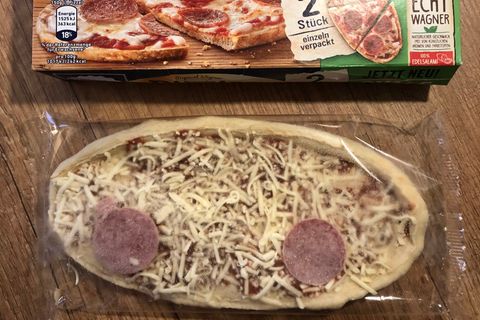 Tiefkühlpizza mit nur zwei Salamis – von Wagner