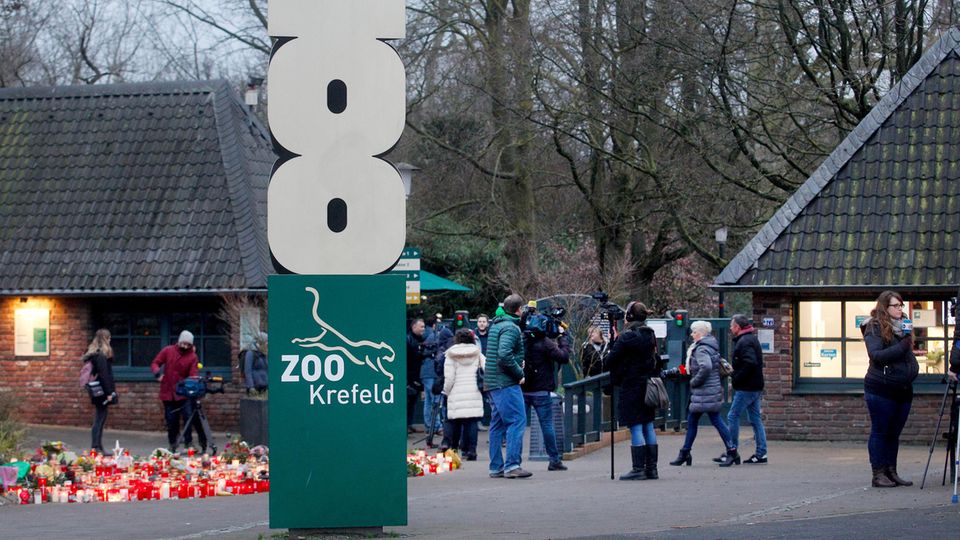 Blumen und Trauerkerzen vor dem Engang des Krefelder Zoos