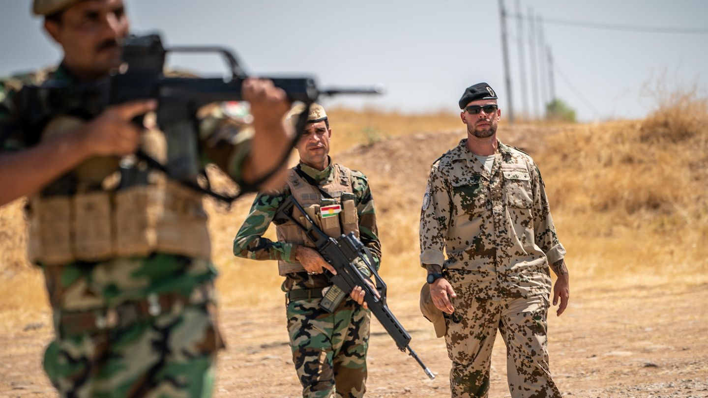 Ein Bundeswehr Soldat begleitet auf dem Truppenübungsplatz in Bnaslawa die Ausbildung kurdischer Peschmerga