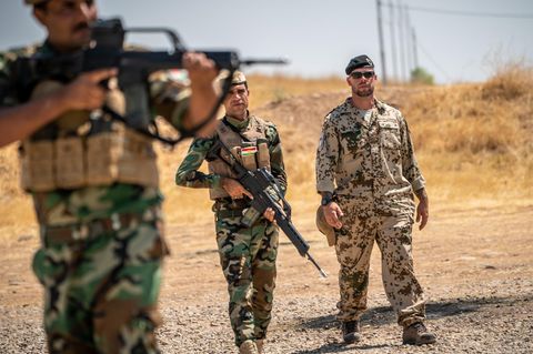 Ein Bundeswehr Soldat begleitet auf dem Truppenübungsplatz in Bnaslawa die Ausbildung kurdischer Peschmerga